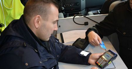 Policja dostała terminale płatnicze. Pierwsze urządzenia trafiły do Opola