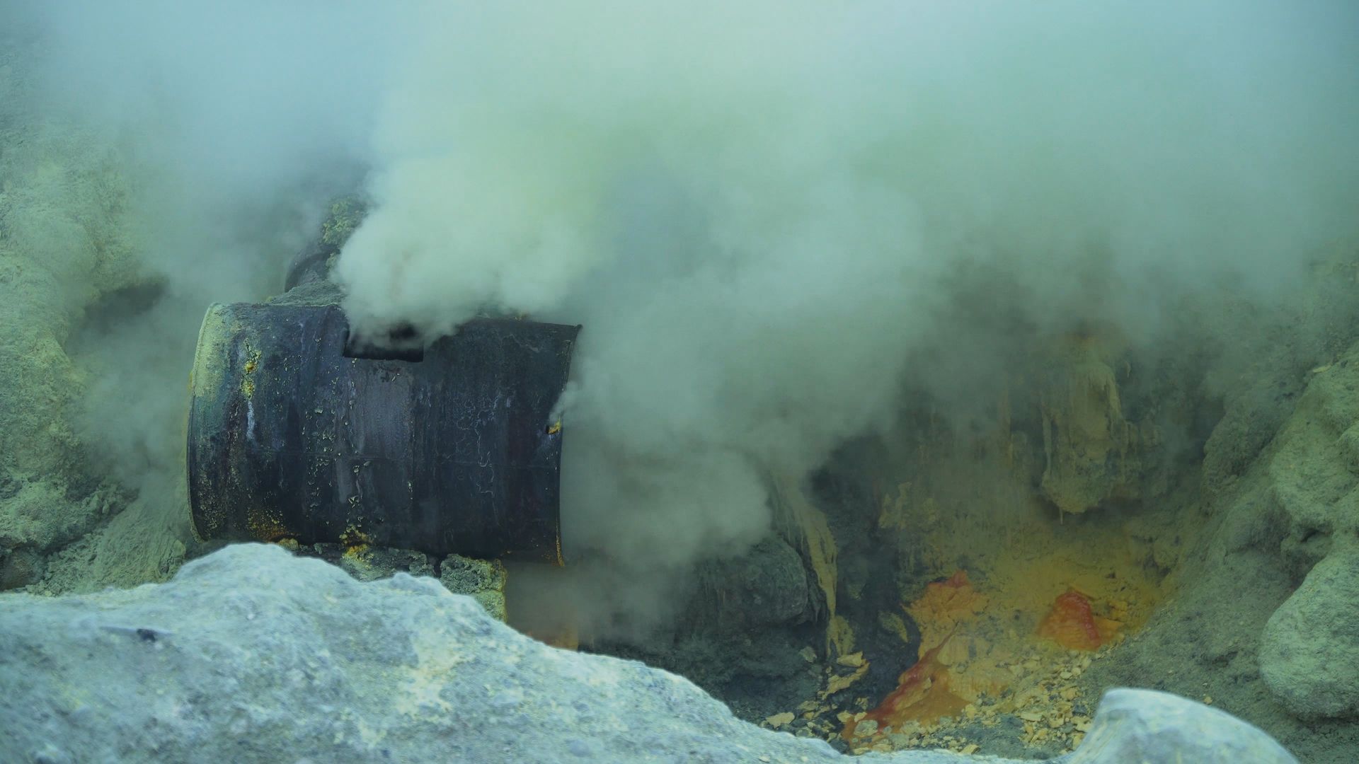 ekstrakcja siarki z krateru wulkanu Ijen