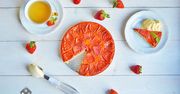 Tarta tatin z truskawkami. Francuski klasyk w nowej odsłonie