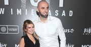 Marcin Gortat na premierze filmu "Psy 3. W imię zasad". Przyszedł z partnerką