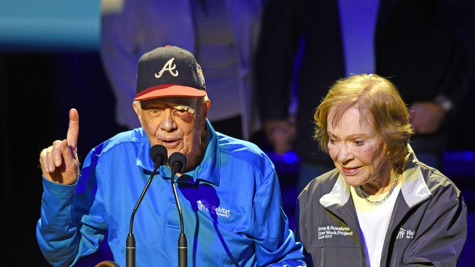 Były prezydent USA Jimmy Carter i jego żona Rosalynn po wyjściu ze szpitala po poprzednim wypadku