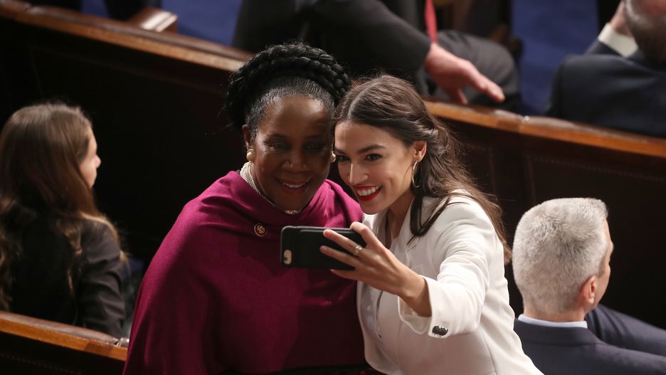 Alexandria Ocasio-Cortez popularność buduje na Instagramie i Twitterze