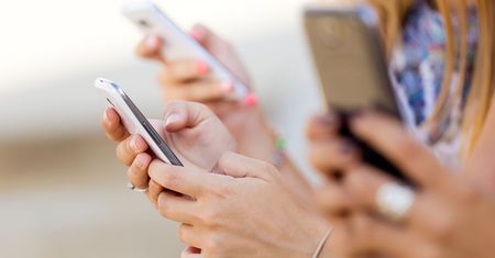 LH6, CU46, KYS. Sprawdź, o czym w wiadomościach pisze twoje dziecko
