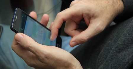 Instagram po cichu wprowadził nową opcję - przewijanie w bok. Internauci są wściekli