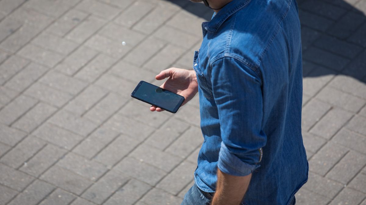 Jeden smartfon na głowę to za mało. Polacy przyznają, że często mają ich więcej, zazwyczaj gdzieś na dnie szuflady