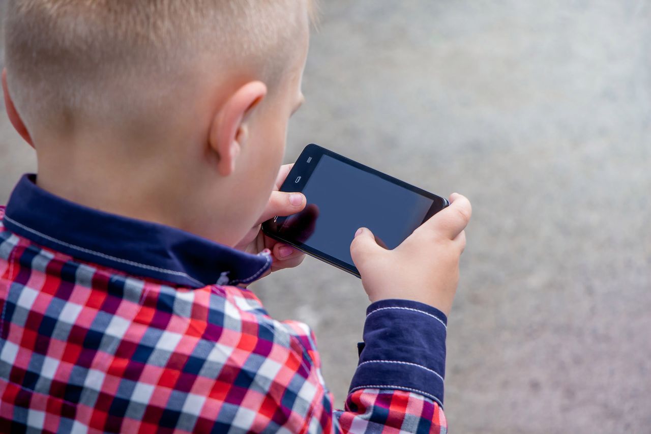 Rodzice wymagają od dzieci, by wiedziały, kiedy odłożyć telefon. Sami mają z tym problem