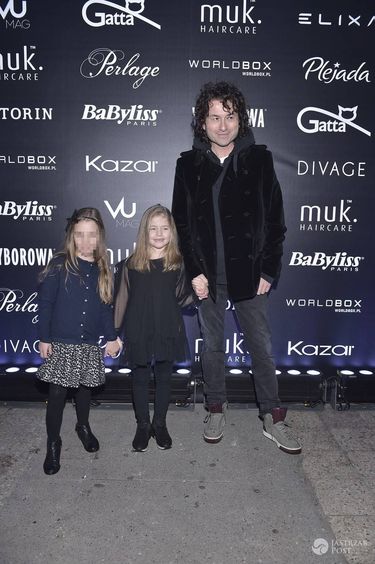 Piotr Rubik ze starszą córką Heleną i jej koleżanką na pokazie Roberta Kupisza. Zdjęcia 2016. Jak wygląda?