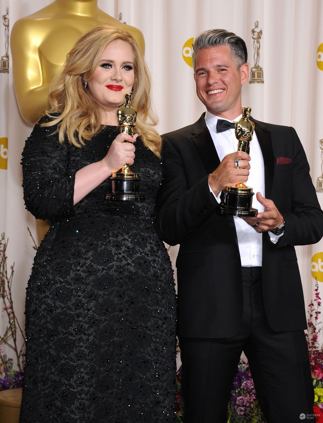 Adele śpiewa do akompaniamentu dziecięcych instrumentów