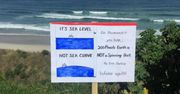 Płaskoziemca wbił na plaży znak informacyjny. Chce uświadamiać ludzi o płaskości Ziemi