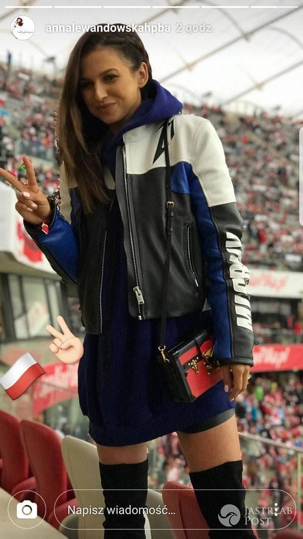 Anna Lewandowska na meczu Polska-Czarnogóra w kurtce i kozakach , które sa już hitem