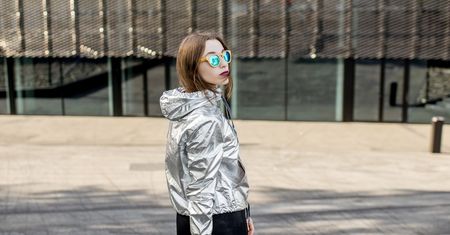Srebrne ubrania i dodatki – dla tych, które kochają show