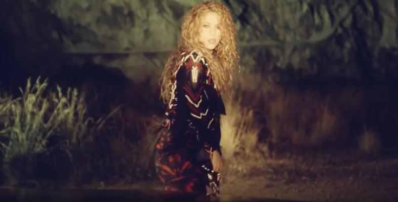 Shakira w kurtce polskiej marki