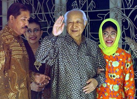 Dyktator Suharto świętuje 85. urodziny
