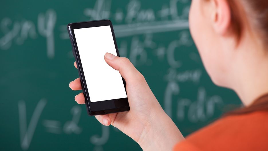 Francja rozszerza zakaz korzystania z telefonów przez uczniów