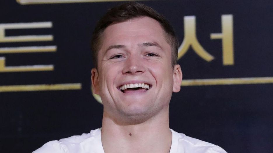 Taron Egerton  podczas konferencji prasowej filmu "Kingsman"