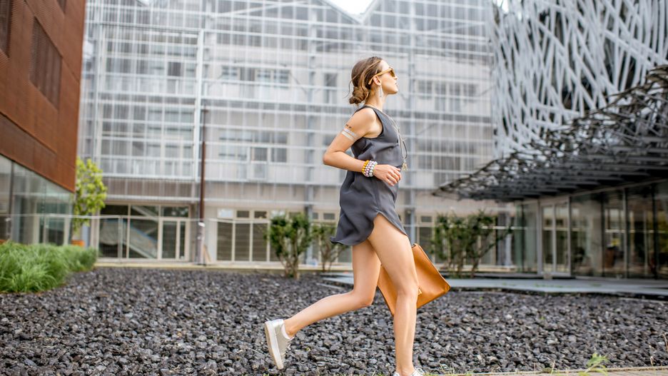 Szara sportowa sukienka będzie idealna dla aktywnych kobiet