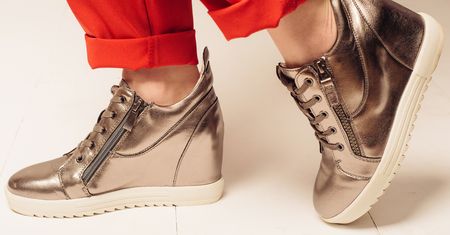 Modne sneakersy na koturnie. Sportowa elegancja w najlepszym wydaniu