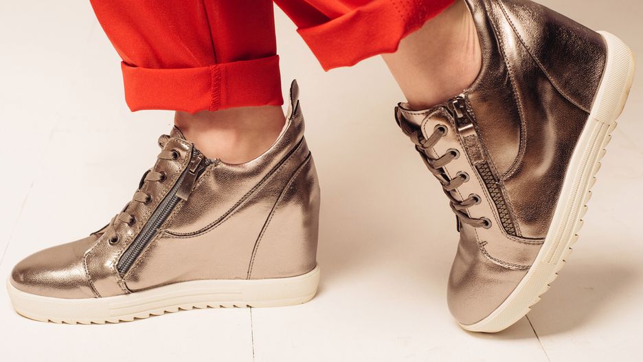 Sneakersy na koturnie to elegancki zamiennik trampek na płaskiej podeszwie