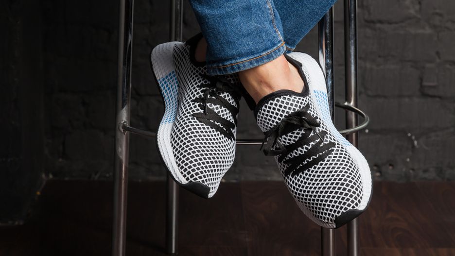 Buty sportowe możesz zakładać do wielu stylizacji codziennych.