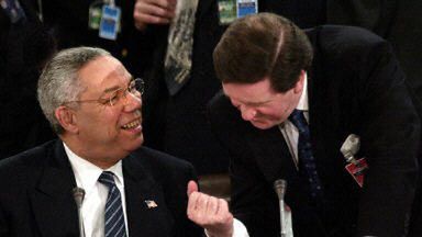 Sekretarz stanu USA Colin Powell i szef NATO George Robertson