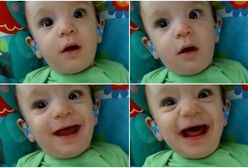Promienny uśmiech chłopca, który po raz pierwszy w życiu słyszy swoją mamę