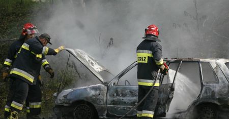 Spalony samochód, w środku zwłoki przykute łańcuchem