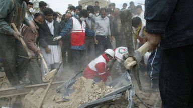 Ratownicy przy pomocy mieszkańców przeszukują ruiny miasta