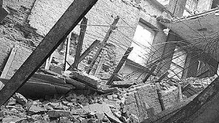 Kilkutonowe zwałowisko gruzu