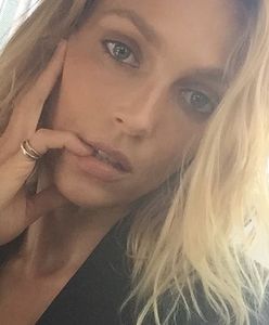 Anja Rubik pozuje topless na plaży. Fani zachwyceni: "Piękna i mądra kwintesencja kobiecości"