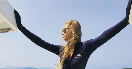 Agata Rubik pokazuje się w piance. Chwilę później ją zdejmuje