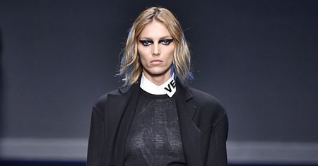 Anja Rubik na wybiegu Versace