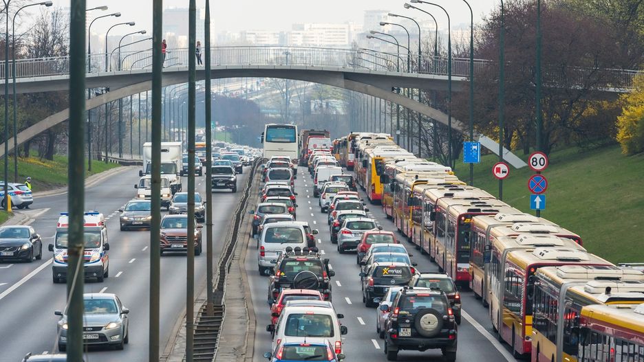 Warszawa. Zakorkowana Trasa Łazienkowska w poniedziałek, 2 września
