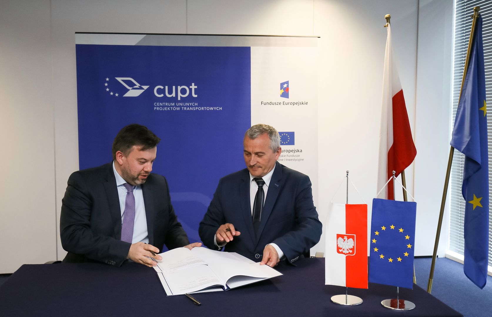 Dyrektor Centrum Unijnych Projektów Transportowych (CUPT) Przemysław Gorgol i wiceprezydent miasta Bielsko-Biała Lubomir Zawierucha