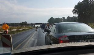 Audi blokuje lewy pas. Za kierownicą szeryf w spódnicy