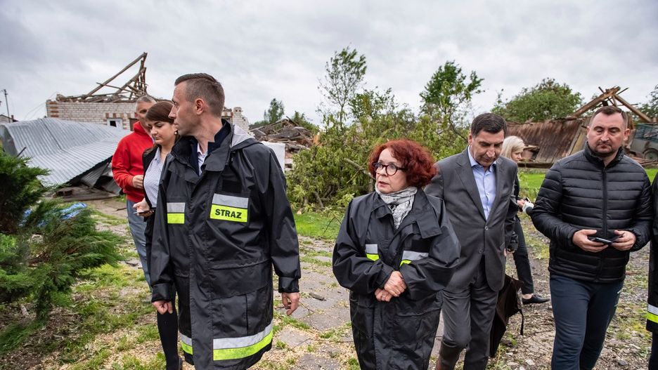Elżbieta Kruk w kurtce strażackiej