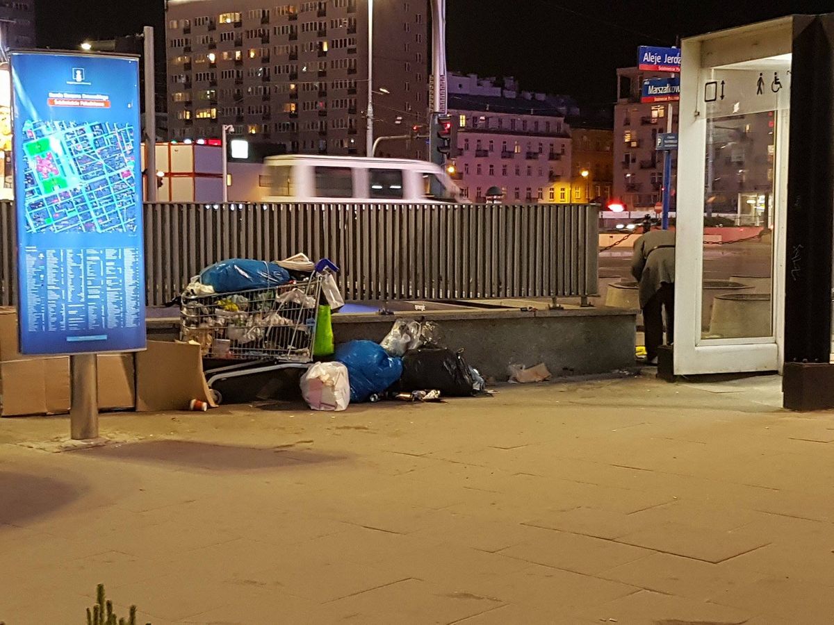 Bezdomny wybudował mieszkanie ze śmieci. Sprawa trafiła do sądu