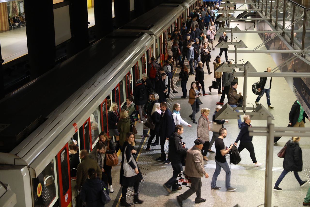 Warszawa. Awaria schodów w metrze. Są ranni