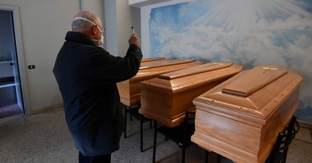 Koronawirus na świecie. Śmierć i żałoba w czasach pandemii. Ludzie umierają w samotności walcząc o każdy oddech