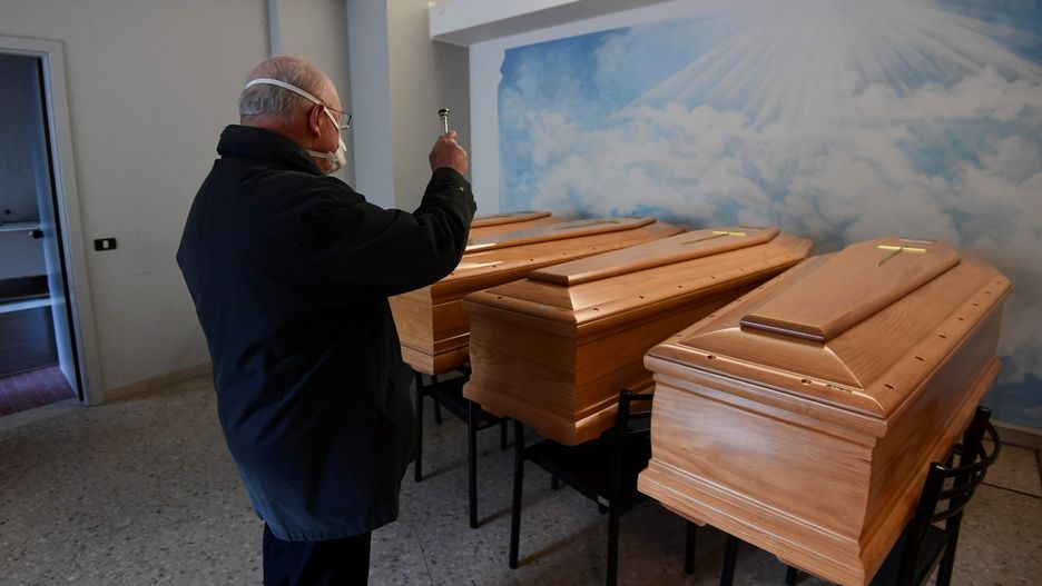 Koronawirus na świecie. Ludzie umierają w samotności