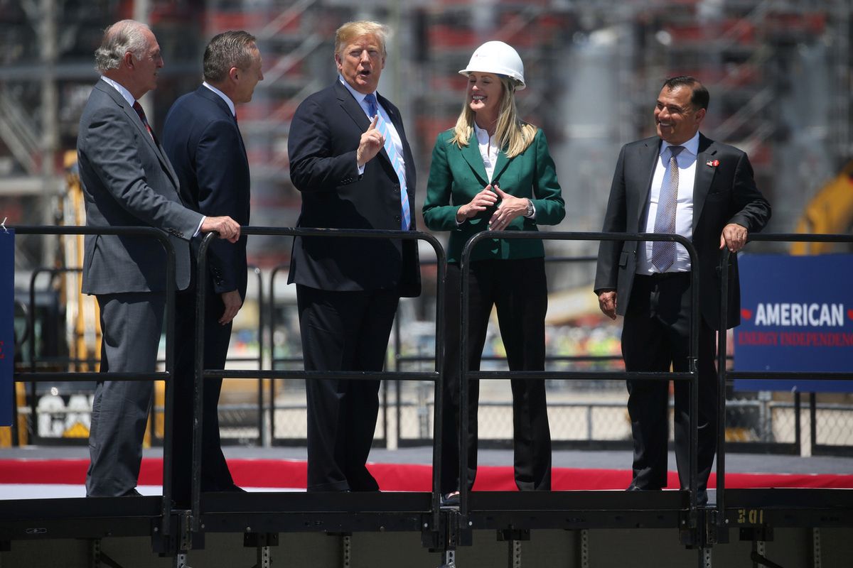 Donald Trump podczas wizyty w zakładzie skraplania gazu w USA