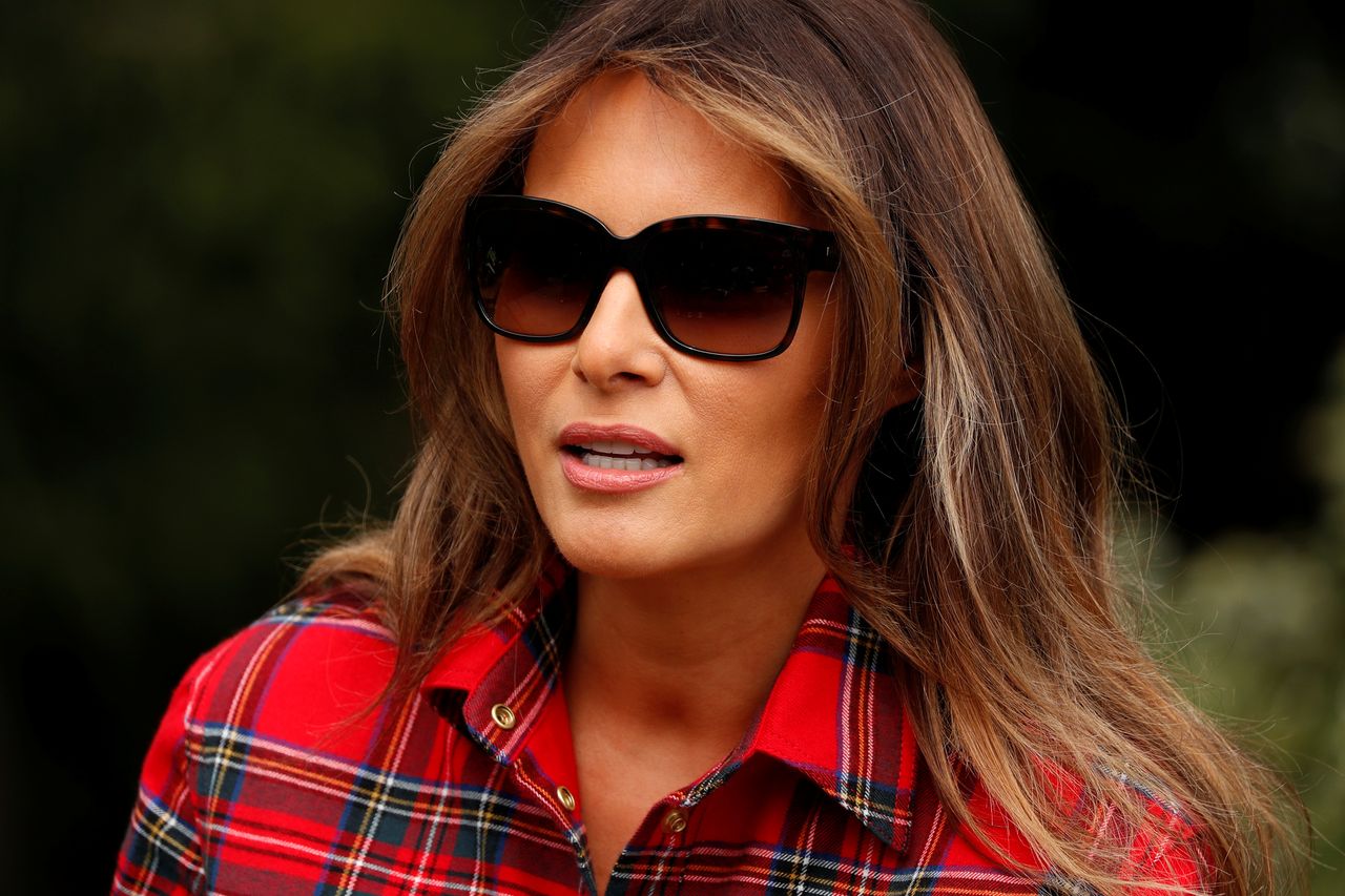 Melania Trump we flanelowej koszuli sadzi warzywa i pieli ogródek Białego Domu