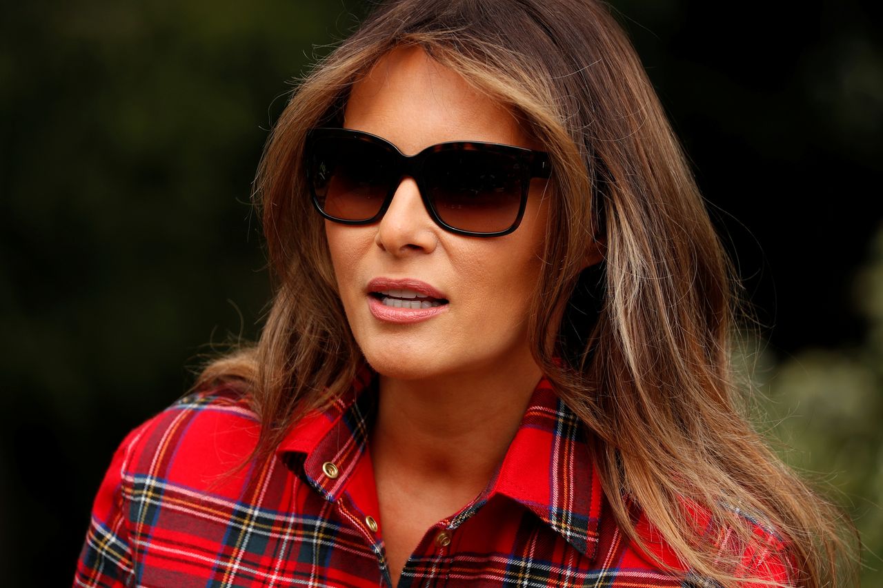 Melania Trump we flanelowej koszuli sadzi warzywa i pieli ogródek Białego Domu