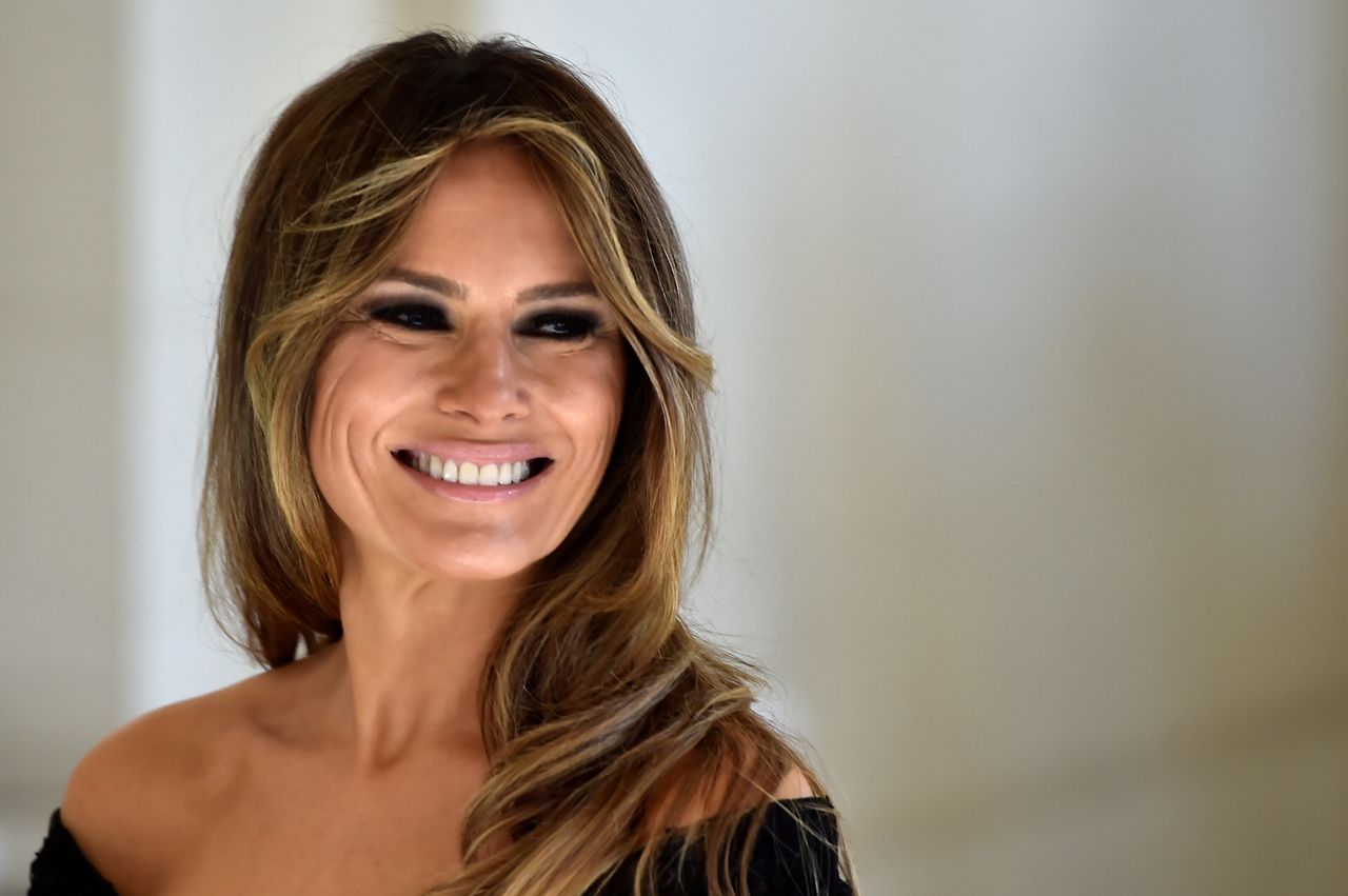 "Myli wybieg z czerwonym dywanem polityki". Kilka słów o stylu Melanii Trump