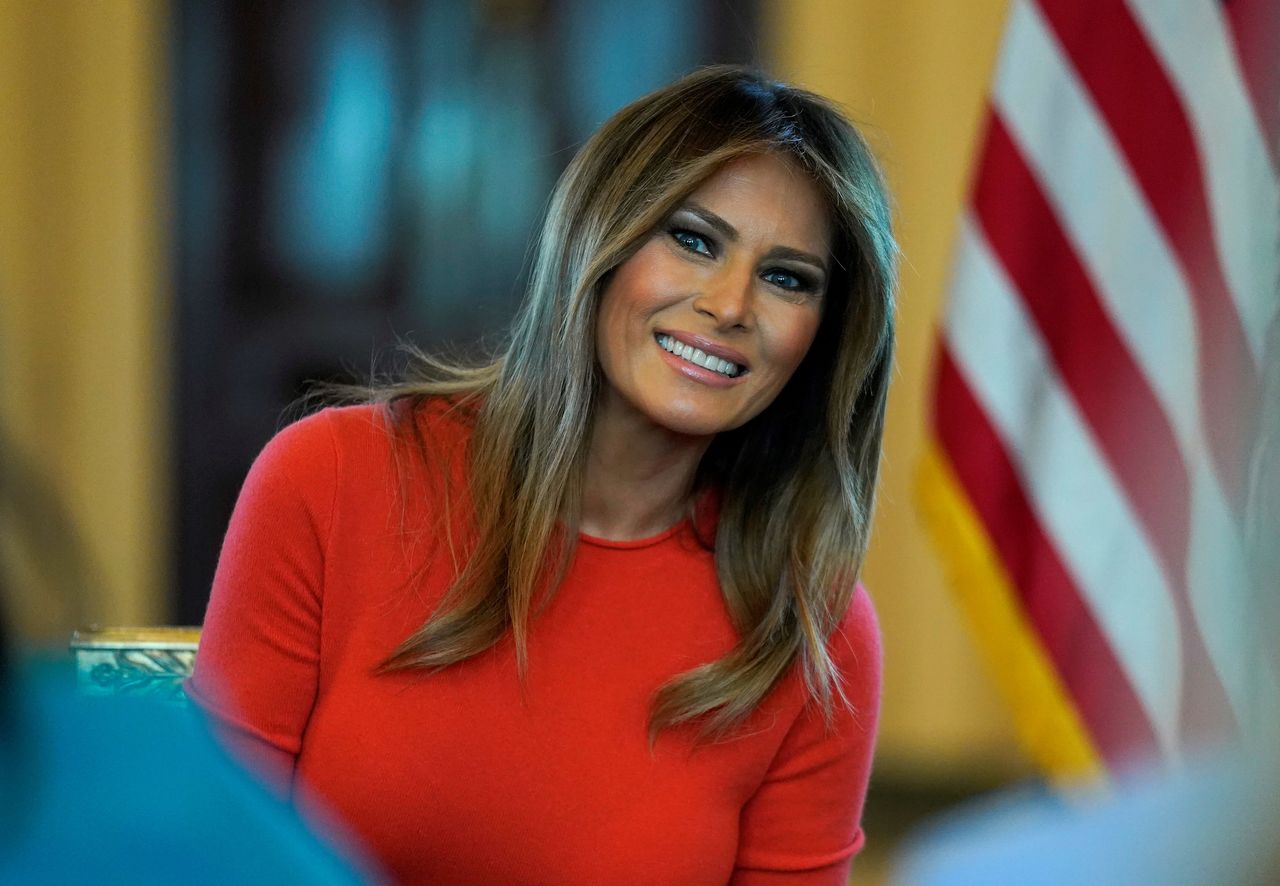 Melania Trump wysyła podprogowe sygnały. Jej stylizacje mówią więcej niż tysiąc słów