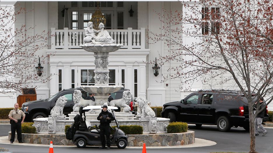 Donald Trump podjeżdża pod Narodowy Klub Golfowy w Wirginii