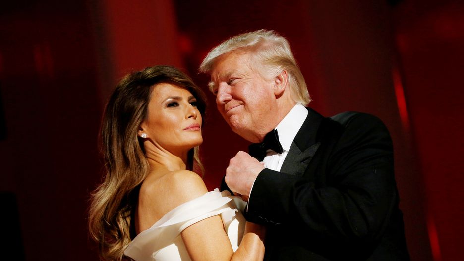 Melania Trump tym razem nie odtrąciła ręki męża.