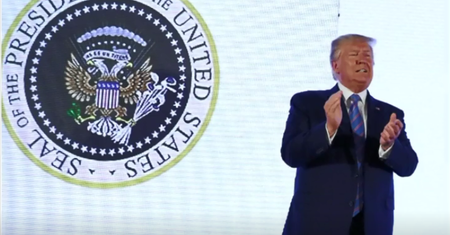 Kontrowersyjny symbol za plecami Trumpa. Co przypomina?