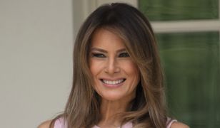 Stylizacja Melanii Trump. Podkreśliła piersi pierwszej damy