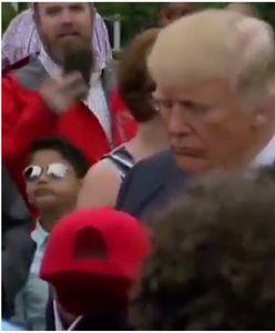 Donald Trump podpisuje czapkę nastoletniego fana, później... wyrzuca ją w tłum