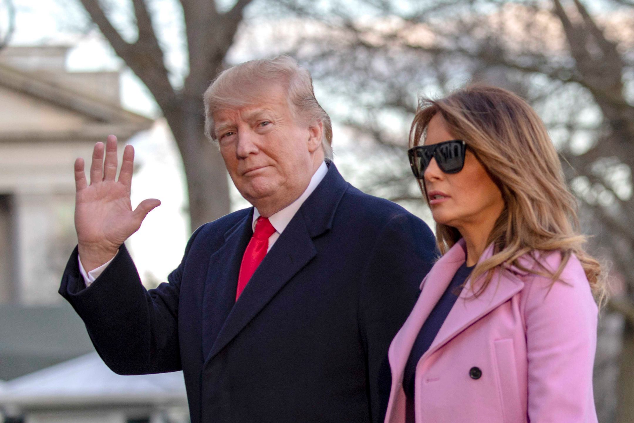 Melania Trump w stylowej marynarce wysiada z samolotu
